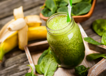 Groene smoothie banaan spinazie