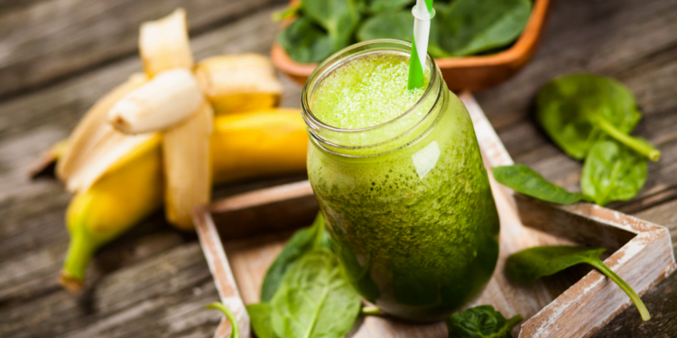 Groene smoothie banaan spinazie