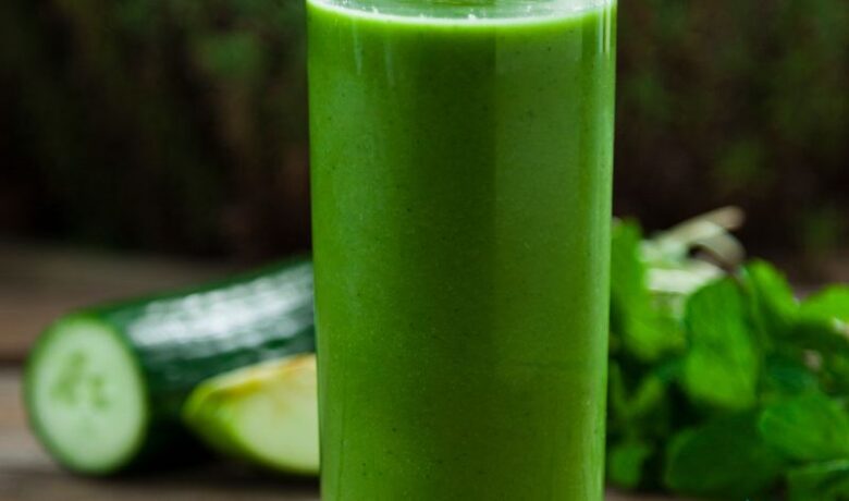 Groene smoothie met andijvie en komkommer