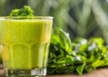 Groene smoothie met rucola spinazie