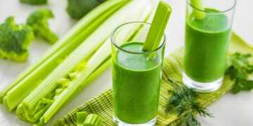Groene smoothie met selderij, sla en spinazie
