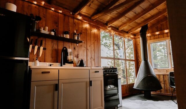 Tips voor een houtkachel buiten onder de veranda 11 Houtkachel